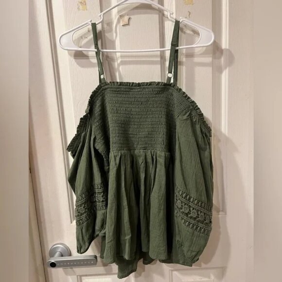 NWT Torrid off the shoulder blouse w/ lace details - Picture 2 of 4